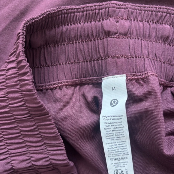 Lululemon Shake It Out High-Rise Running Short 2.5" - Picture 3 of 3